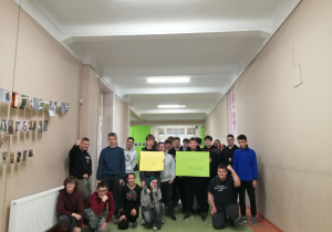 Uczniowie klas pierwszych promują akcję galante sprzatanie, korytarz szkolny, uczniowie