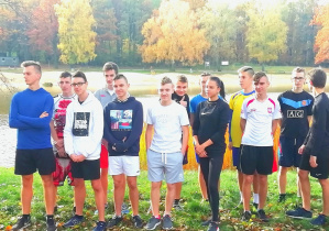13 osobowa grupa uczniów ZSP 5, która wzięła udział w IV jesiennym biegu Hrabiego Drakuli