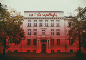 Budynek szkoły w biało-czerwonej oprawie, z napisem ZSP 5 dla niepodległej