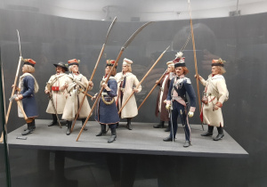 Figurki ukazujące żołnierzy w mundurach z epoki.Ekspozycja „Barwa i broń wojsk walczących pod Racławicami 4 kwietnia 1794”.