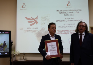 Prezes MPK odbierający gratulacje od dyrektora ŁCDNiKP