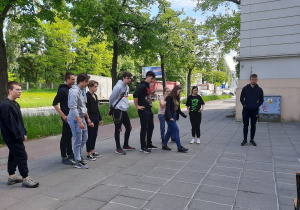 Grupa uczniów przed wejściem do szkoły