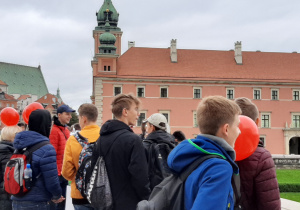 Grupa uczniów podczas zwiedzania na Starym Mieście w Warszawie