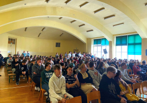 Uczniowie ZSP5 w auli szkoły podczas prezentacji w ramach projektu Zwolnieni z teorii